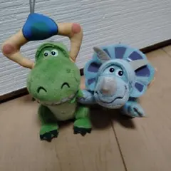 恐竜とトリケラトプスのぬいぐるみキーホルダー