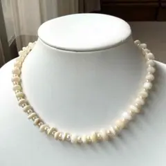 フェイクパールネックレス　ホワイト　金具シルバー色　シンプル　貝風ビーズ　18