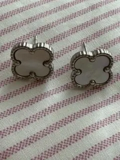 クローバー型　スタッドピアス シルバー