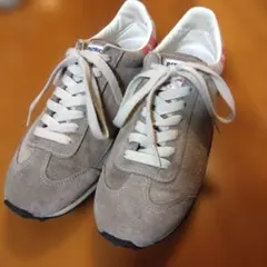 グレー スニーカー