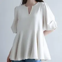 【新品未使用】SAISON DE PAPILLON♡パール付キーネックブラウスのサムネイル