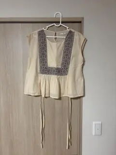 Crisp 刺繍入り 半袖ブラウスのサムネイル