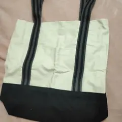 アイボリーとブラックのトートバッグ