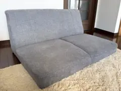グレーのファブリック2人掛けローソファ