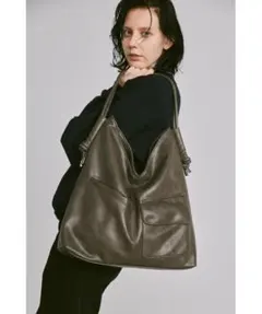 un/neu アウトポケットドロストハンドルバッグ　カーキ