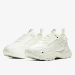 NIKE　スニーカー　DD9682-100