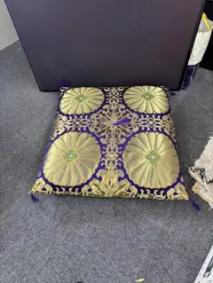 紫と金の花模様の座布団