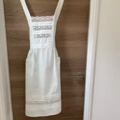 バレンティノ　ガラヴーアニのミルク色エプロン