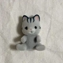 シルバニアファミリー　グレイッシュネコの赤ちゃん　おすわり