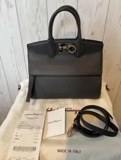 極美品 Salvatore Ferragamo ガンチーニ ショルダー　グレーのサムネイル