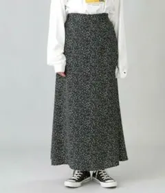 小花柄ロングスカート　フレアスカート　Aライン　ブラック　黒　マキシスカートのサムネイル