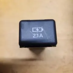 値下げ！ダイハツ純正USB充電ポート　新品未使用品　品番 85532-B1010のサムネイル