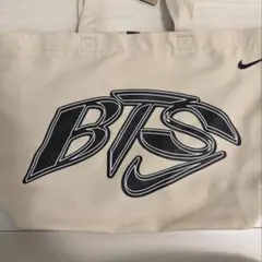 カスタムNike × BTS コラボ トートバッグ レア商品のサムネイル