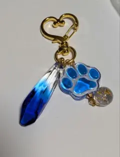 #529 レジンキーホルダー クリスタル 肉球 ハンドメイド 犬 猫 青