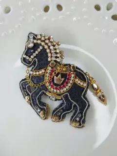 ビーズ刺繍ブローチ　馬　午年　ハンドメイド