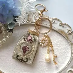 ⭐2916⭐❣️大人可愛い華やかアクセ❣️オリジナル一点物インド刺繍キーホルダー