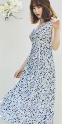 美品Herlipto Lace Trimmed Floral Dressネイビー