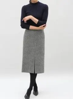 INEDのネイビーのボトルネックリブの柔らかフィットニット（サイズ11号）