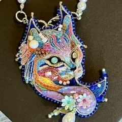 ビーズ刺繍ブローチ&チャーム♡ふしぎの国のにゃんこ様♡ハンドメイド