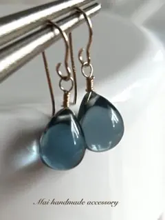 ロンドンブルートパーズカラークォーツ小ぶりスムースドロップ14kgfピアス