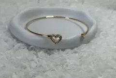 ハート型装飾のゴールドブレスレット