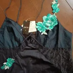 Salute 刺繍入り黒キャミソール