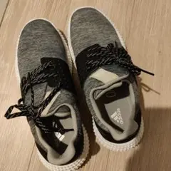 adidas グレー スニーカー