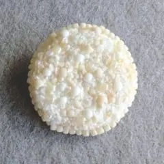 ブローチ　ハンドメイド　刺繍　刺しゅう　ビーズ　ビーズ刺繍　白　キラキラ　丸