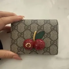 Gucci GGモノグラム 二つ折り財布 チェリー装飾