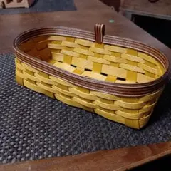イエローとブラウンのバスケット