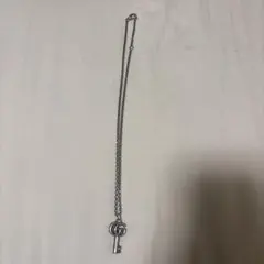 鍵のペンダント付きネックレス