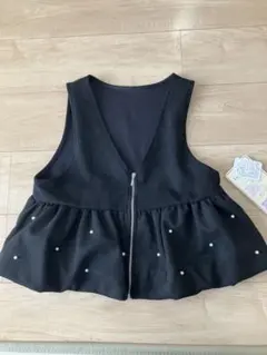 黒いフリル付きノースリーブベスト