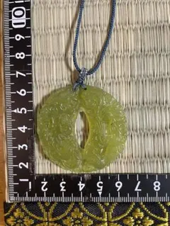 翡翠の彫刻ペンダント ネックレス
