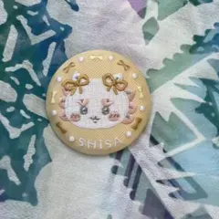 ちいかわ刺繍缶バッジ シーサー - メルカリ