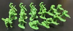 ミニチュア　兵士　緑色　プラスチックフィギュア　16体セット‼️