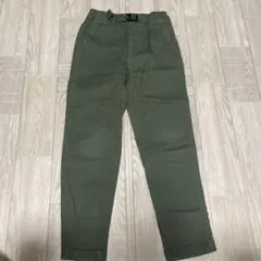 オリーブグリーンのウエストベルト付きパンツ