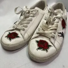 赤いバラ刺繍の白スニーカーのサムネイル