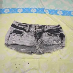 ケミカルウォッシュ デニムショートパンツ ダメージ加工　CecilMcBeeのサムネイル