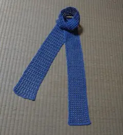 ブルーグレーの春物細マフラー