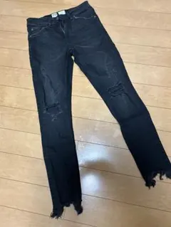 Bershka スキニーデニム ダメージ加工 ブラックのサムネイル