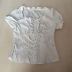 フリル付きホワイト半袖シャツ