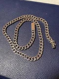 カラーシルバーのカジュアルなチェーンネックレス50cmの長さでロック式留め具付き