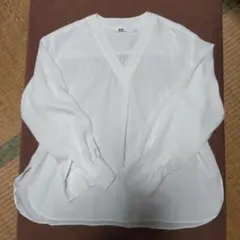 ユニクロ　UNIQLO　ホワイト Vネック 長袖シャツ