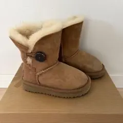 UGG キッズ ベイリーボタン ムートンブーツ 14cmのサムネイル