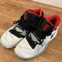 Nike Kyrie バスケットボールシューズ ホワイト/ブラック/レッド
