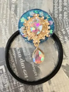 ハンドメイド　レジン ヘアゴム ブルー ゴールド 揺れるチャーム付きのサムネイル