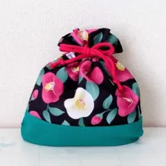 椿柄の巾着袋〈黒×緑A〉　和小物 ポーチ　小物入れ　ハンドメイド