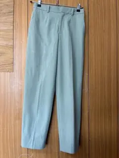 ユニクロ　淡グリーン センタープレス パンツ
