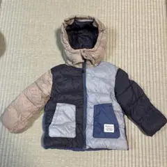 B:ロゴ付きフードダウンコート