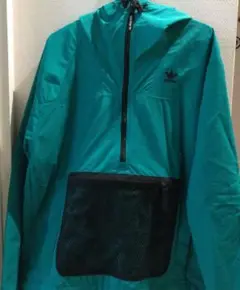アディダス　パーカー　折りたたみしてバックになる